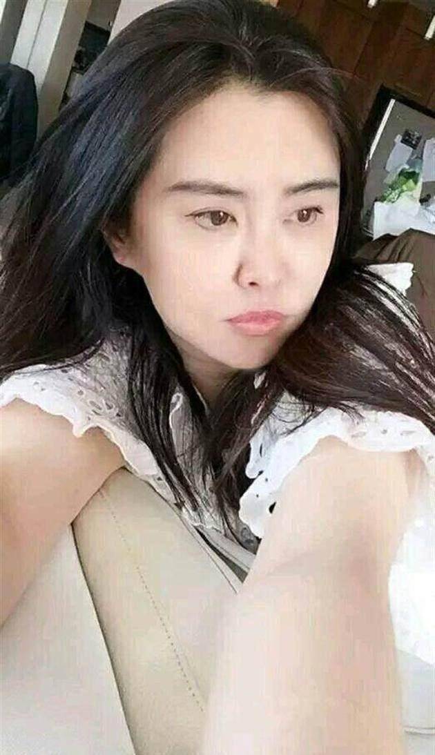 51岁王祖贤近照曝光:法令纹深,皮肤松弛下垂,冻龄女神初显老态_齐秦