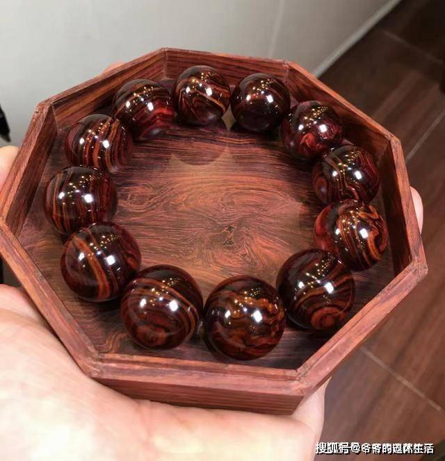 海南黄花梨手串如何区分真假的?假冒海黄的主要有哪些木材?