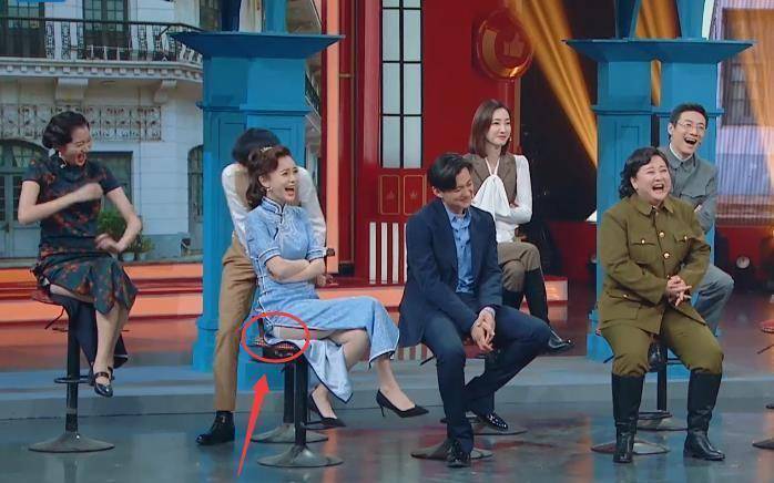 baby穿旗袍引热议,穿高叉旗袍露出安全裤,网友:为出镜真拼_因为_身材