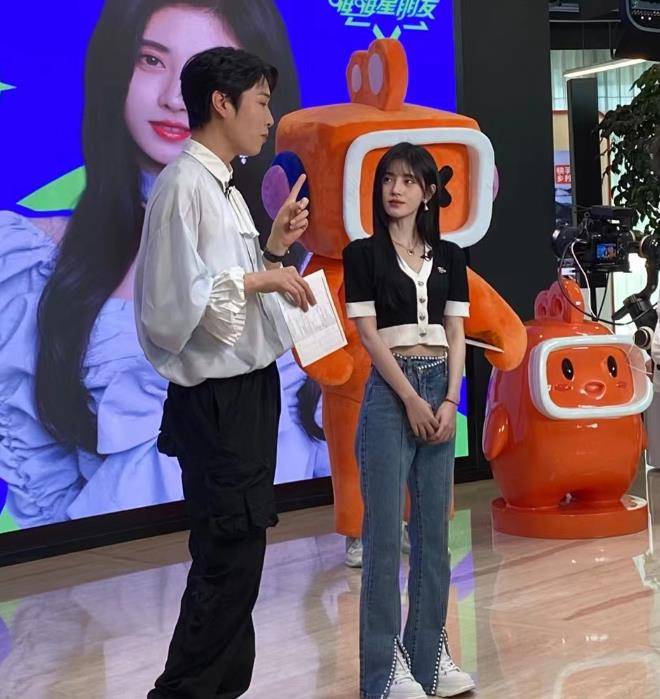 鞠婧祎扫楼照曝光,路人镜头下又甜又美,生图下的腰围我却看愣了_身材