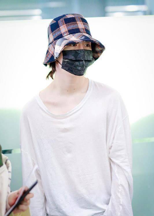 黄明昊_范丞丞_鸭舌帽