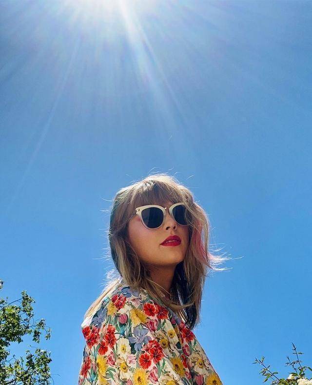 与现男友暗暗撒糖,粉丝直呼:请原地结婚_joealwyn_身材_女孩