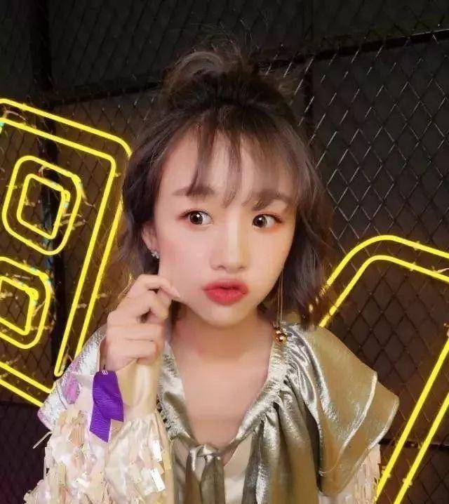 阿沁原名王清媛,是96年的重庆妹子.