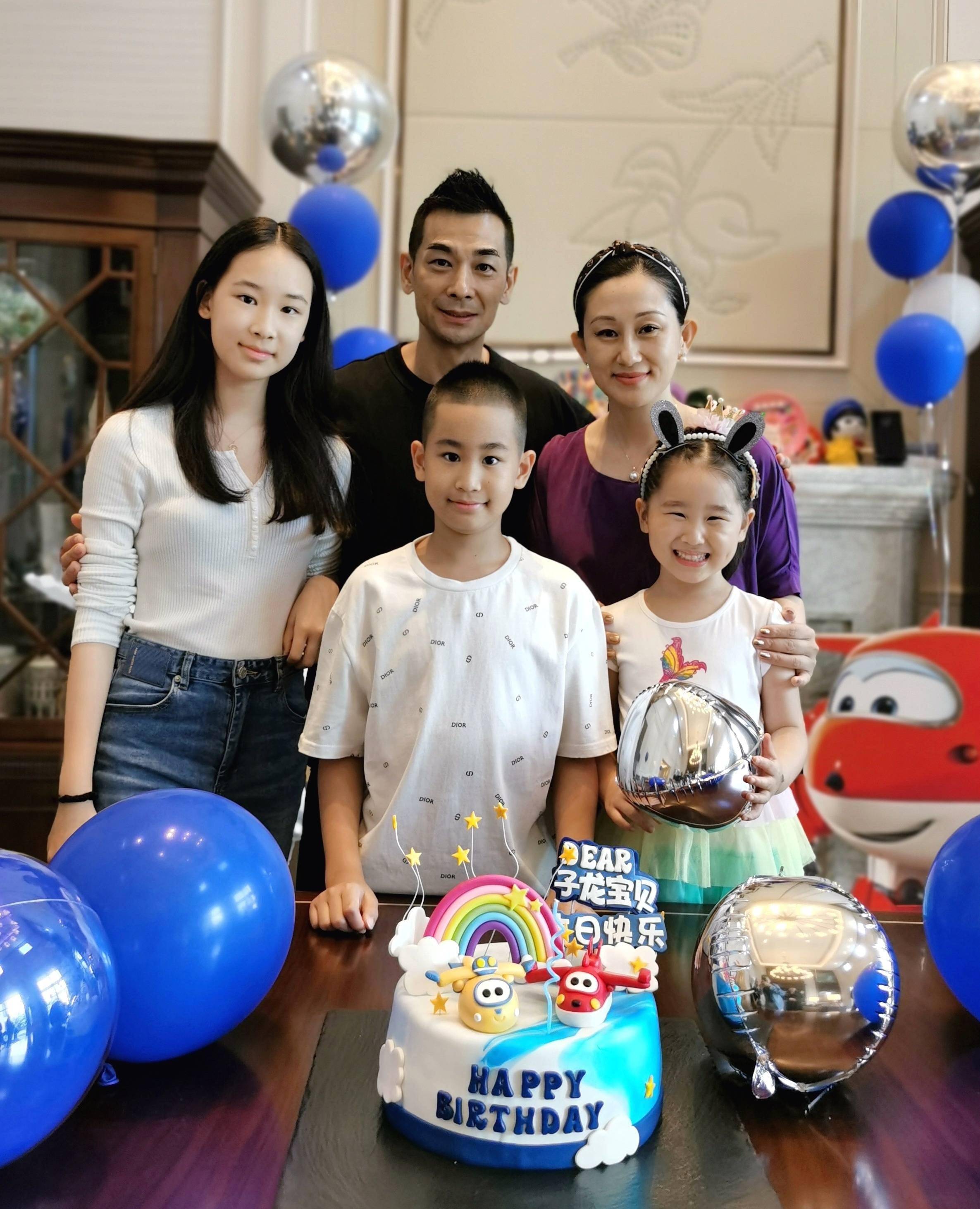 除了大女儿,赵文卓张丹露夫妇还有一个二胎儿子和三胎女儿,两个小的