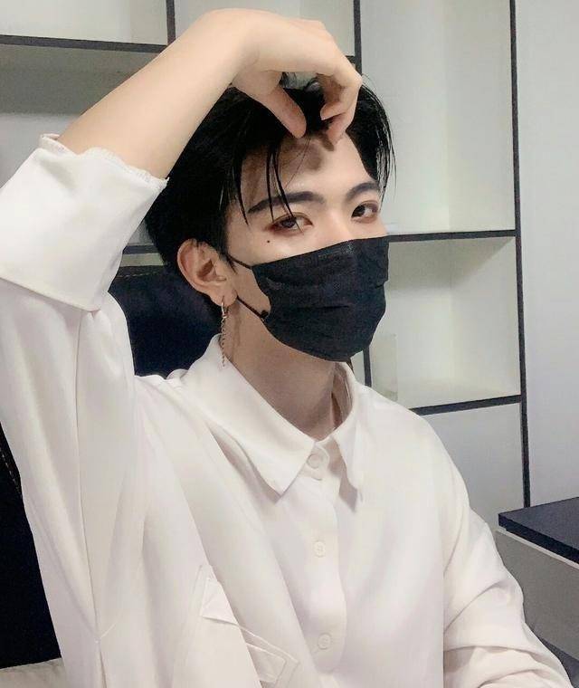 艾比晒出和理想男友合影,却意外撞脸七鹤大人,网友:在一起_女孩_男孩