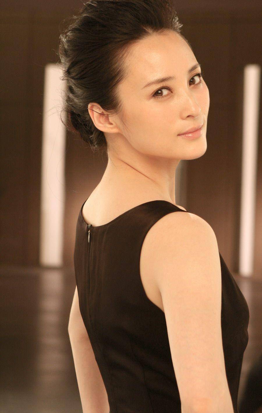 蒋勤勤"人间水灵"时尚湿身照,女神年轻时有多美?