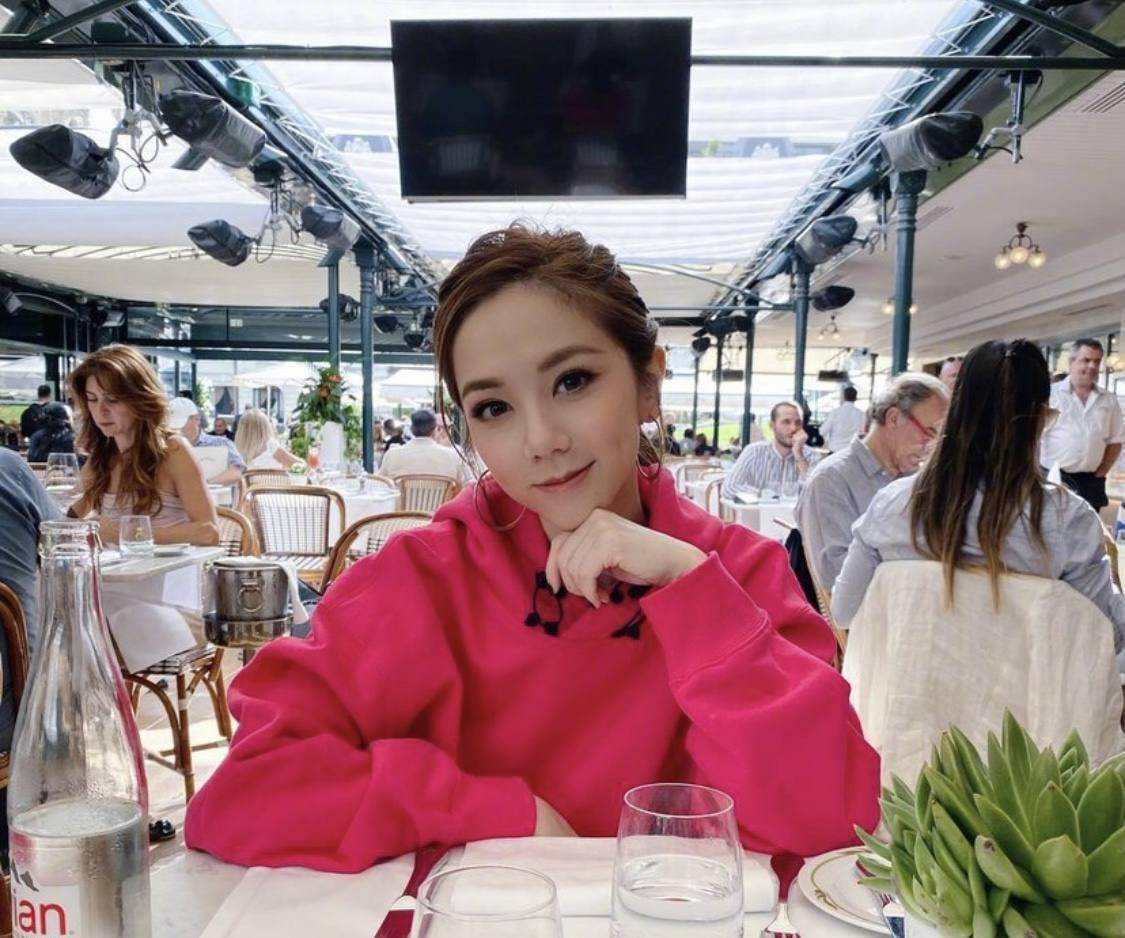 邓紫棋工作中度过今年,意外晒出78万名牌钢琴,引网友羡慕_人气_小时候