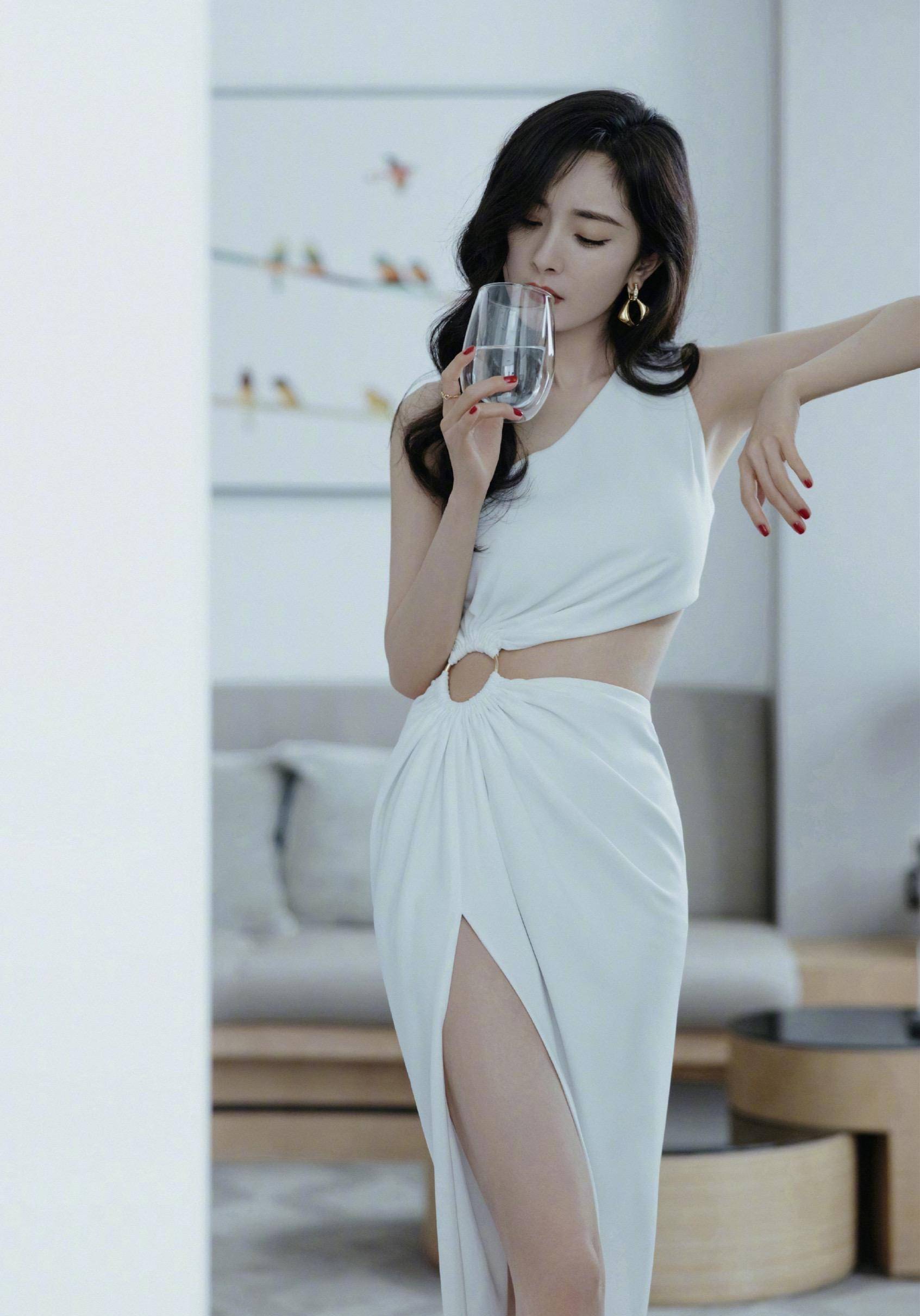 杨幂穿衣真大胆,露腰连衣裙仅靠"圆环"挂住!辣妈身材不怕秀