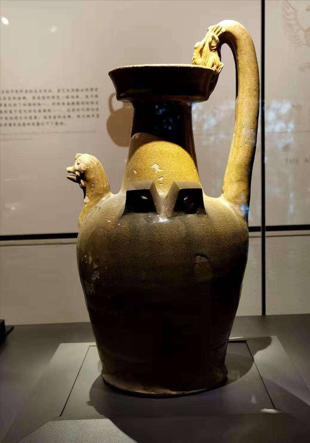 韩国首尔千年王陵,出土中国古代鸡头壶,网友:难得承认是中国的_我国