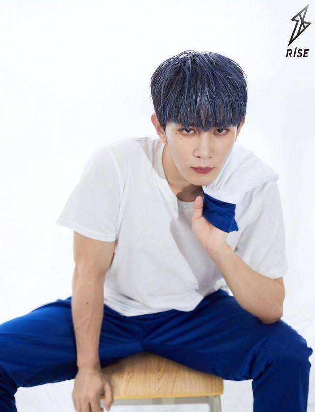 rise全员穿校服,他们就像11位风格迥异的校草,悄然走进你的心!