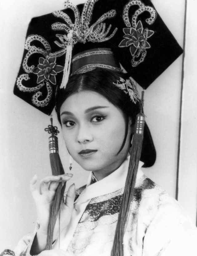 tvb首代花旦吕有慧罕见现身,穿抹胸晚装稳占c位,64岁仍青春靓丽_照片