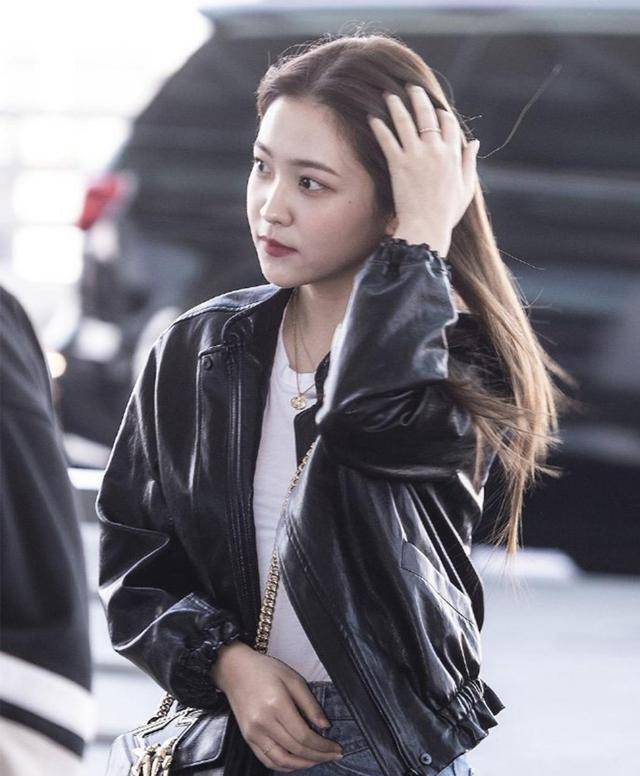 yeri金艺琳私服更新,穿黑色皮衣外套,变身甜酷女孩!_造型_时尚_性格