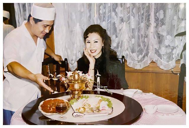 64岁杨钧钧晒近照,皮肤紧致染红发打扮时髦,已不介意被说丑_西门_生活