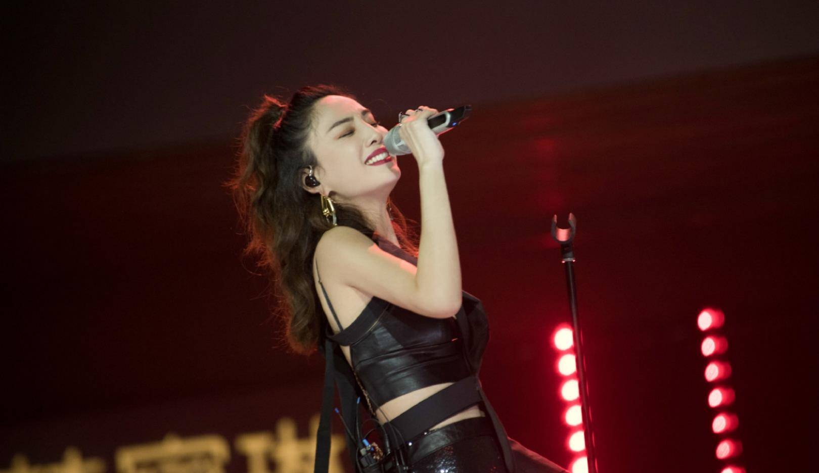 如果日子能够一帆风顺,郑希怡何愁不能成为容祖儿这样的小天后,可是