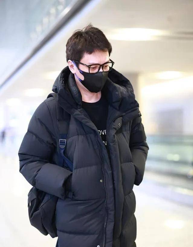 整个人如同"纸片人"一样,细胳膊细腿,论"内卷"还是要服冯绍峰
