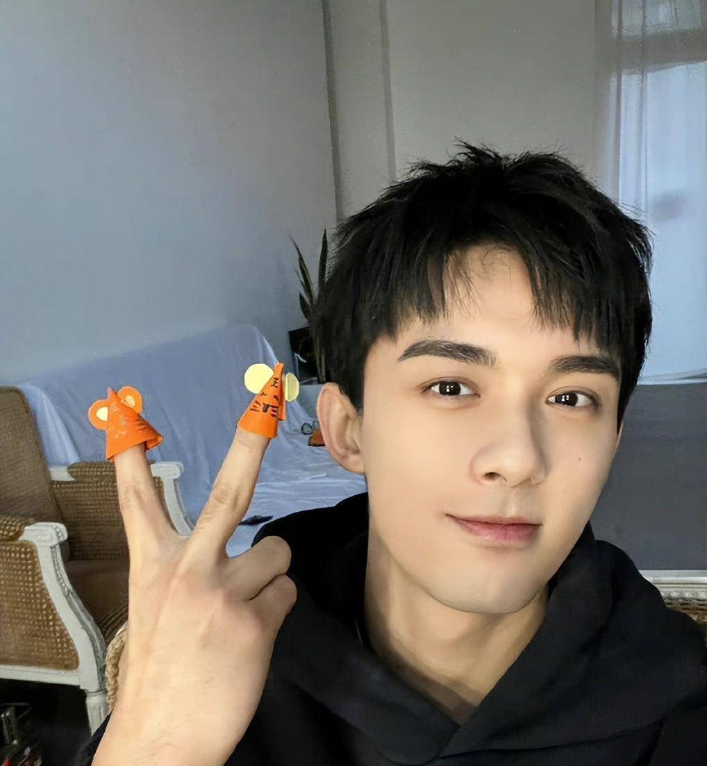 吴磊北电毕业答辩合照:穿搭清爽不特殊,毕业当天行程安排引关注_网友