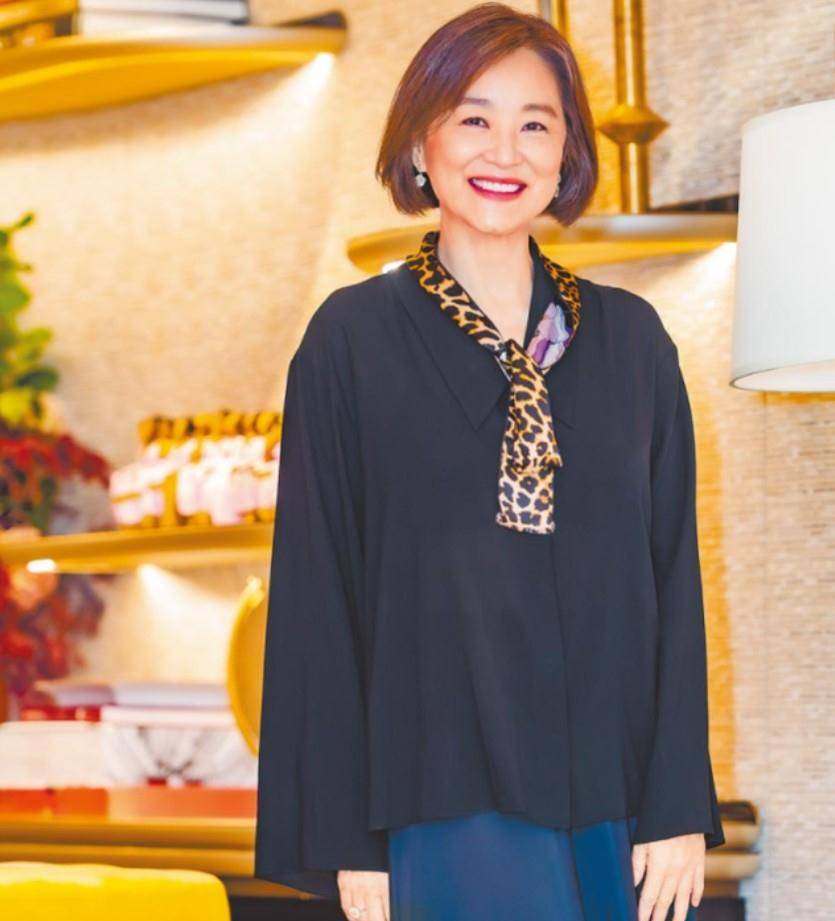 如今照片中的林青霞,笑容非常开朗,牙齿洁白,身形瘦削,衣服穿上身上