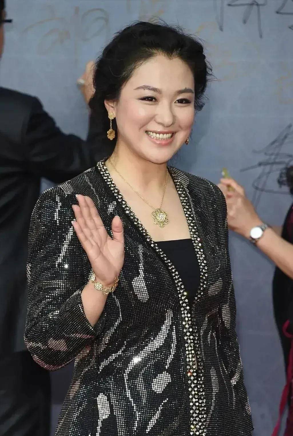 过了40岁以后,沈傲君就老的更快了,身材明显发福却更富态端庄!