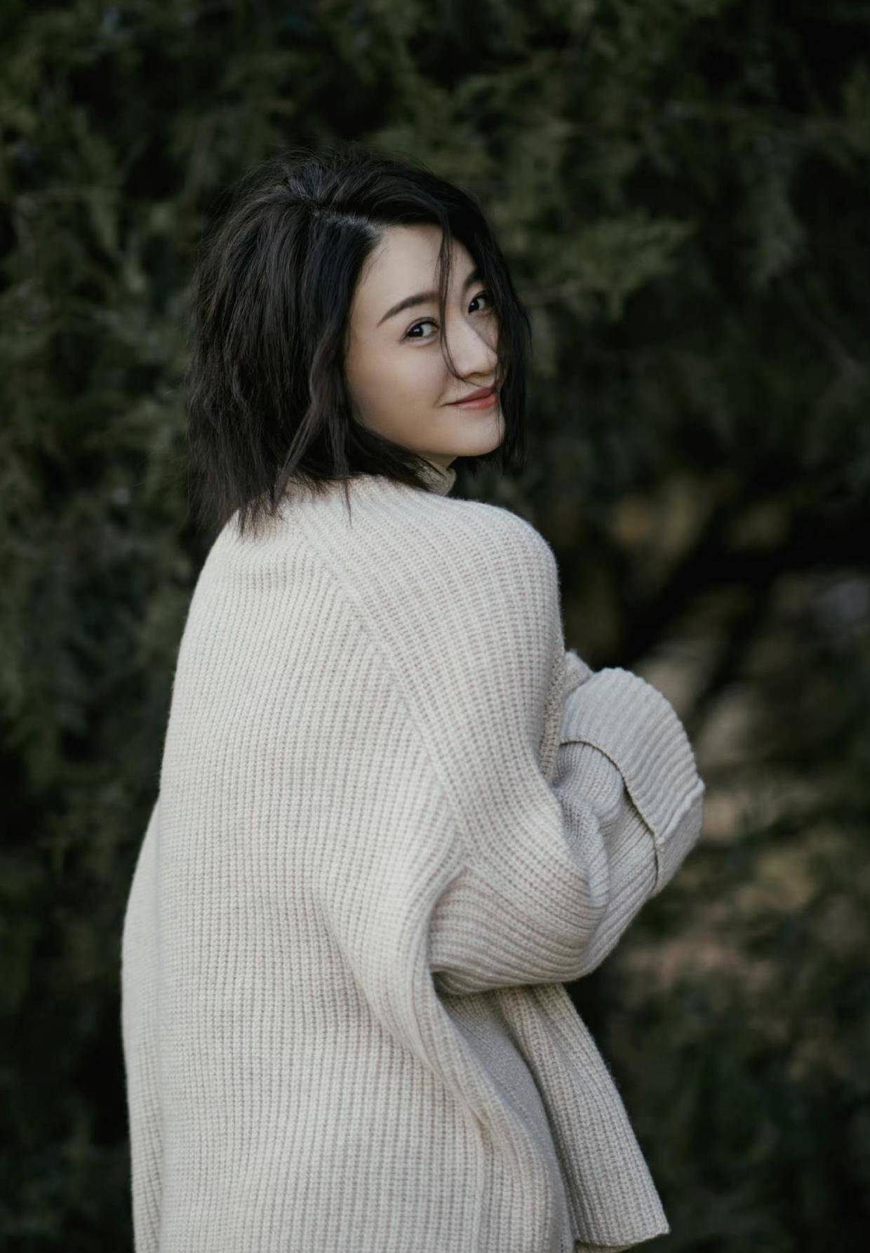 "李小冉"是好腿的代表,红毛衣搭配长靴,大长腿堪比超模_气质_时尚