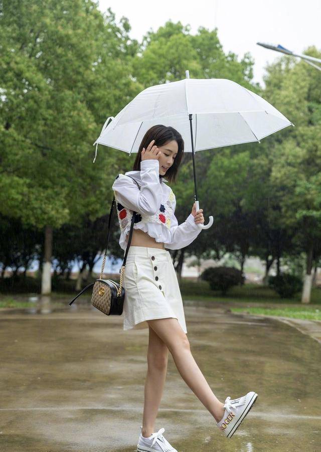 李沁夏日"炫腹装",花衬衫配不规则牛仔裙,休闲又时尚