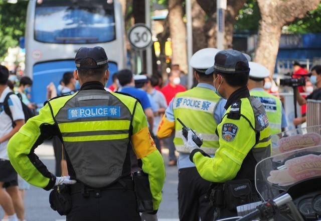 上海高架路交通事件:不顧安全,鬥氣行為要不得_藍車_駕駛員_車輛