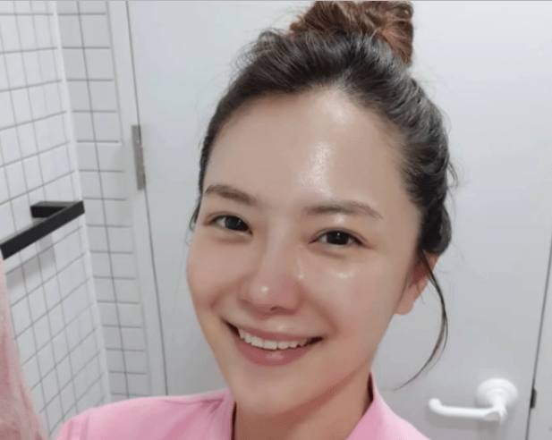 夏之星刘荷娜刚红就闪嫁,如今成网红五官变化大,晒照更是毁三观_发展