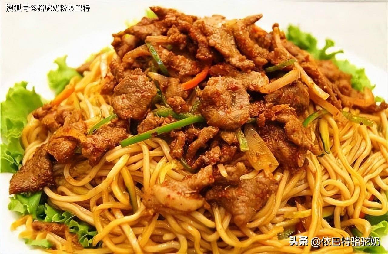 新疆黄面,因其色黄而得名属夏令风味小吃,又称"凉面"手工拉出的面细游