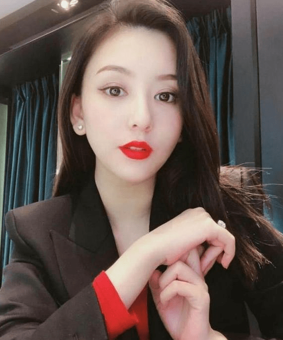 天王嫂方媛晒美照,疑暴瘦美腿太吸睛,裙子短难道郭富城不吃醋吗_状态