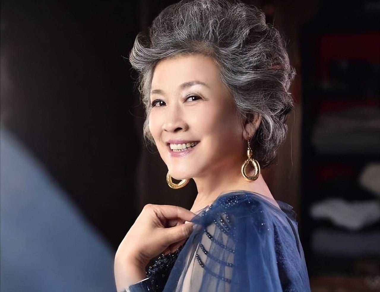 71岁宋春丽太优雅了,穿衣大方不扮美,从容老去才是奶奶辈的典范