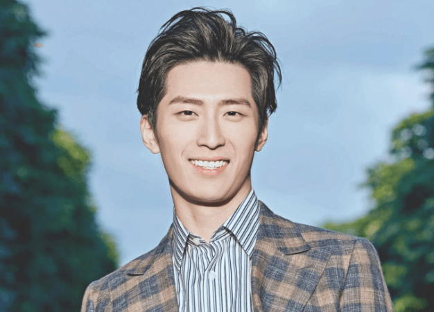 窦骁是陕西西安人,但是他从小就和家人一起移民到加拿大,小时候的窦骁