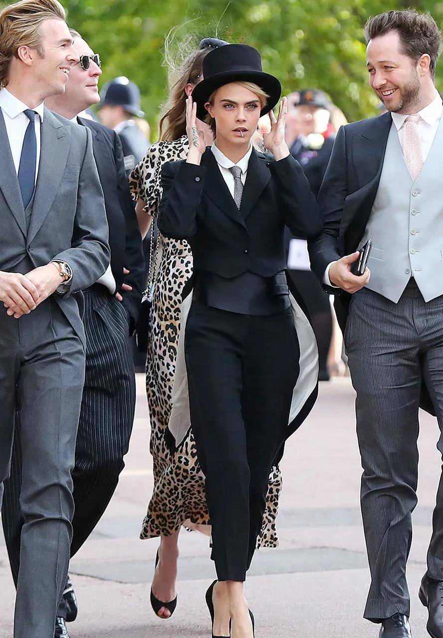 美女超模行为异常,蓬头光脚上飞机,吸食不明液体精神恍惚_cara_机场