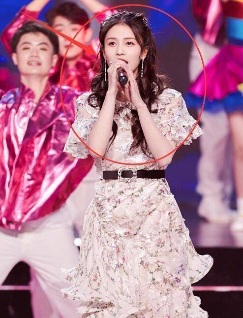 被宋祖儿的"萌妹脸"骗了,同框165cm白鹿,身高差我没眼花?