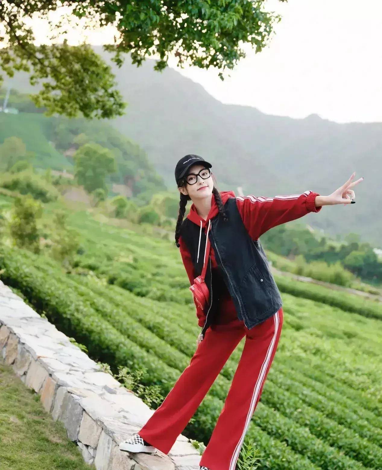 38岁的唐嫣身穿红色运动服出场,少女感十足,俏皮可爱_衣服_显得_建议