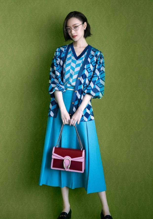 不愧是"最美谋女郎",倪妮穿上超土凉拖,照样美得高级_look_蓝色_效果