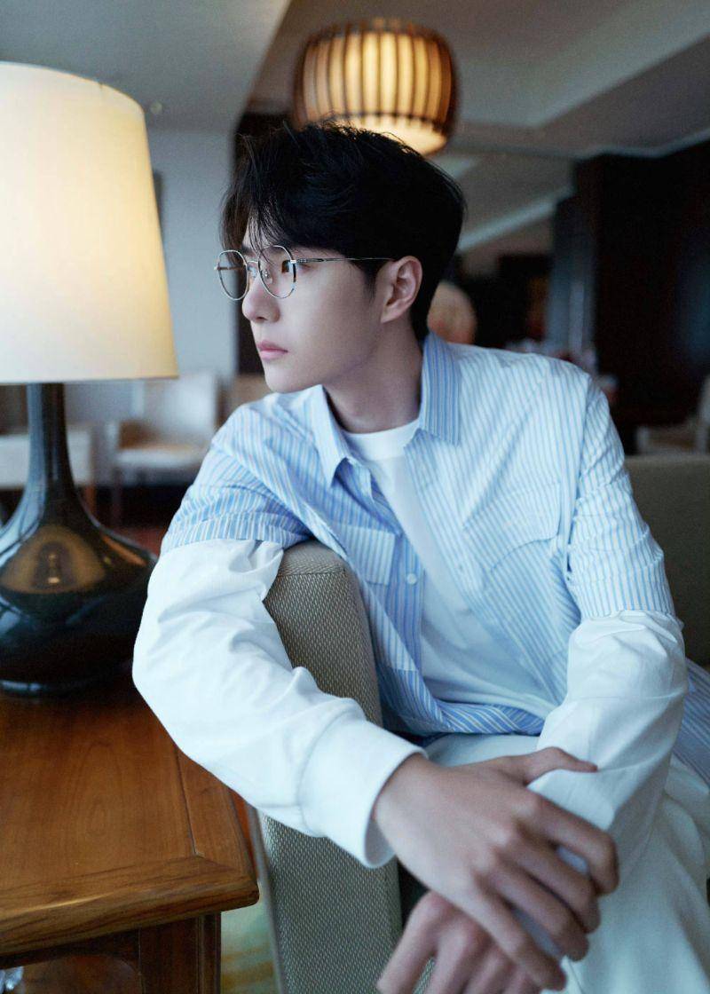 机舱内跪拜王一博被拍再互殴_妃子_私生子_船舱