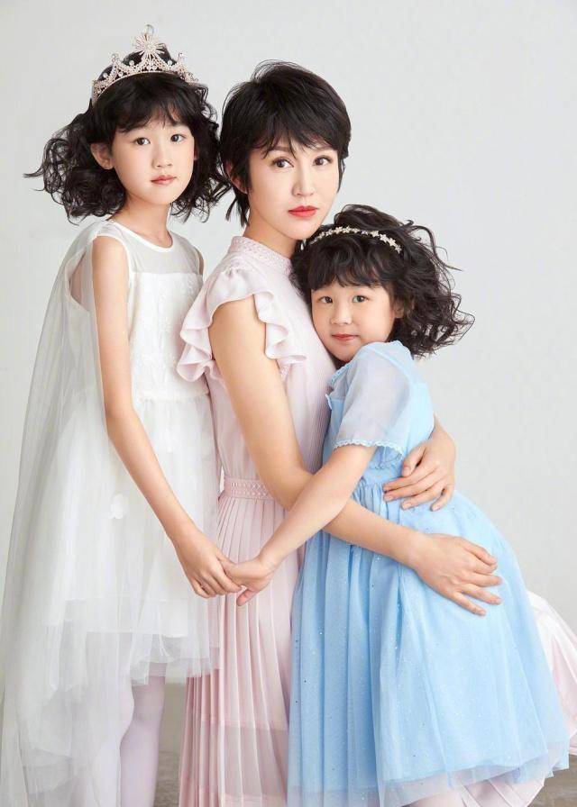鲍蕾和女儿拍写真颜值爆表,贝儿和小叶子大长腿抢镜_妈妈_穿着_姐姐