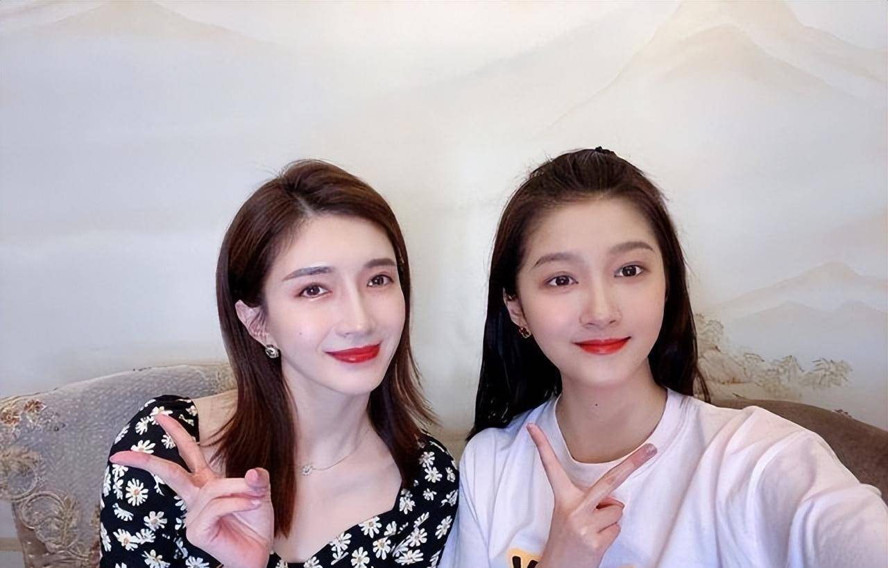 关晓彤江疏影同框,"少女"与"时尚女孩"的神奇差距一目了然_西装_黑色