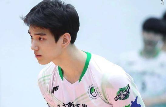 成均馆校草因撞脸"都敏俊"走红,宛如行走的招生简章,爱了爱了_运动