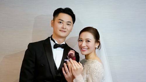 在曹云金离婚消息一出,很多网友也都表示幸好当初江若琳没有与曹云金