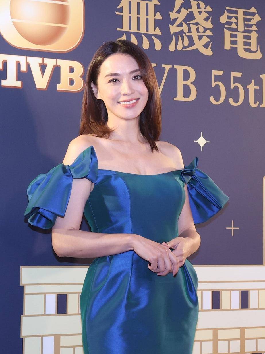 朱晨丽在当晚身着一身长裙,以红色系为主,上半身搭配时尚设计,低调又