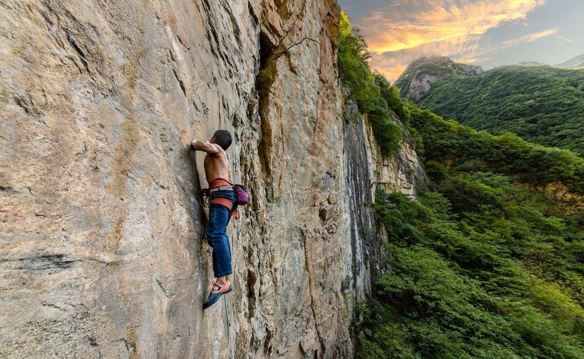 奥斯卡获奖纪录片《徒手攀岩》:勇敢者游戏_登山_运动_锻炼
