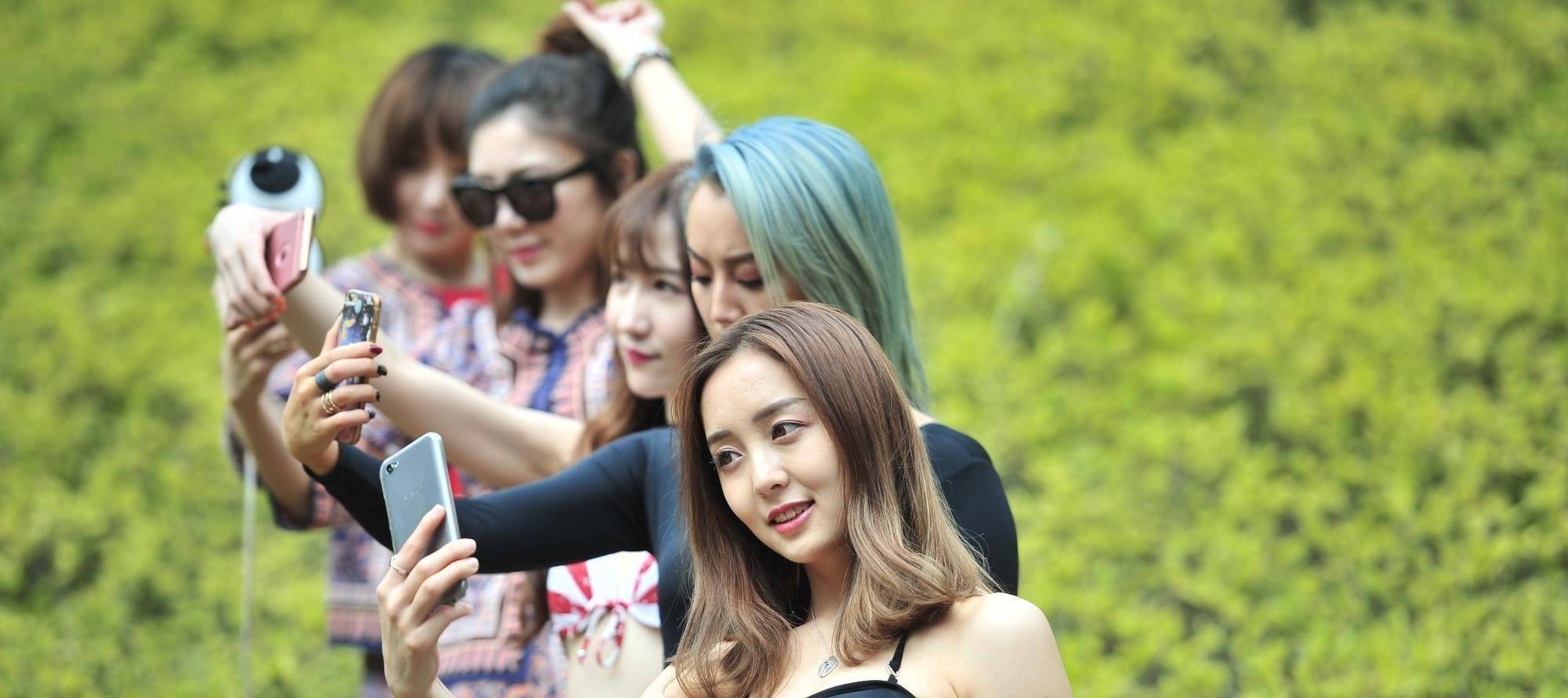 炒作恋情被封,网红四姐准备假戏真做,洪大炮坦言结婚随礼100万_净红