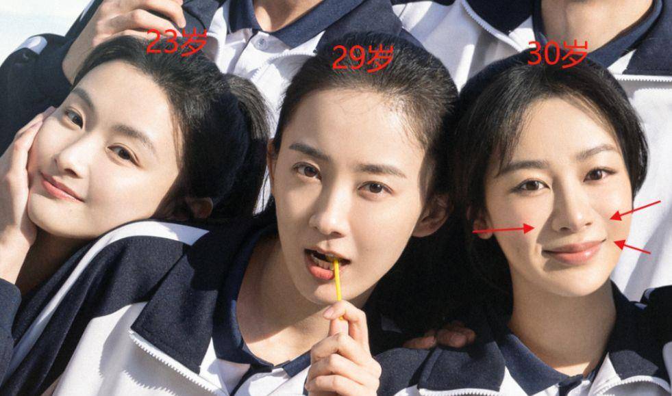 杨紫活动妆再变,发际线扎额头画个毛笔画的大黑圈_照片_穿着_显得