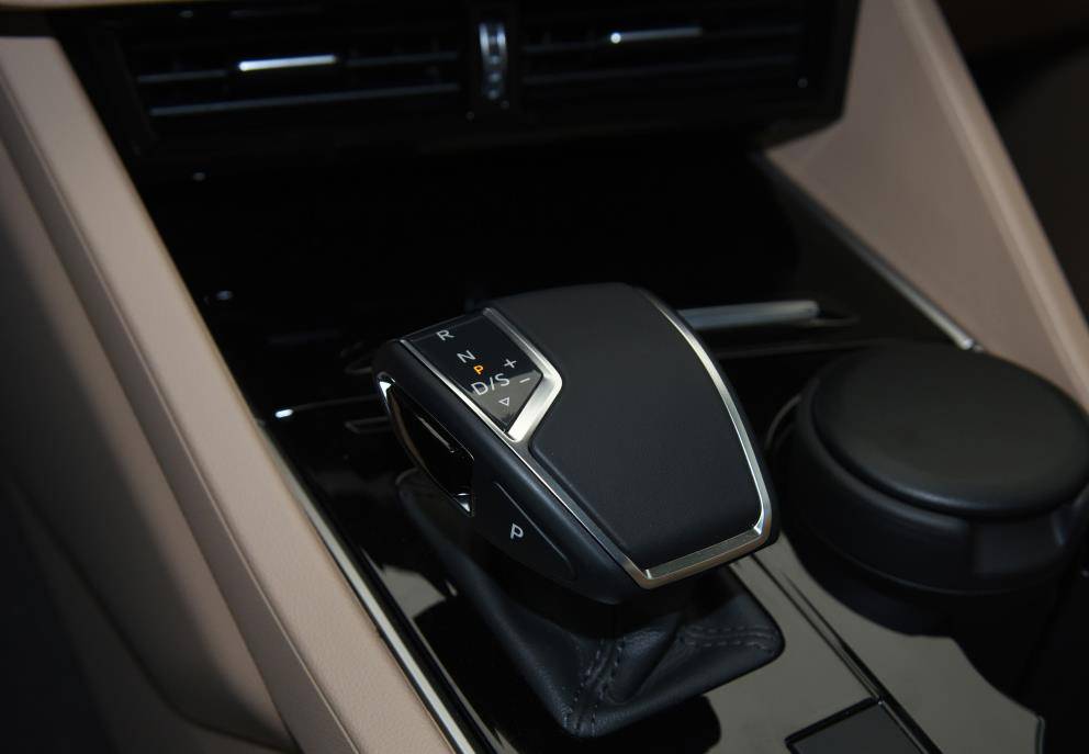 峰值扭矩为370和450牛米,传动系统匹配8挡手自一体变速箱