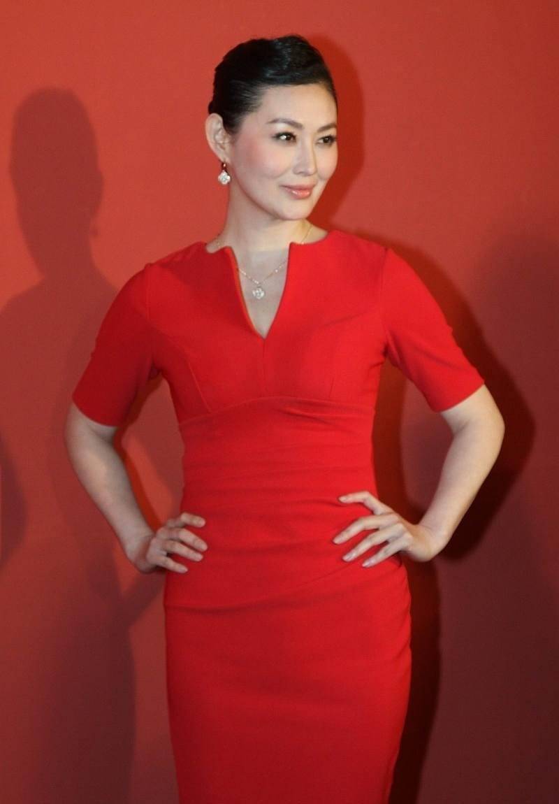 王思懿真是最美"潘六姐",穿红色裹身裙显出好气色,一点不见老_裙子