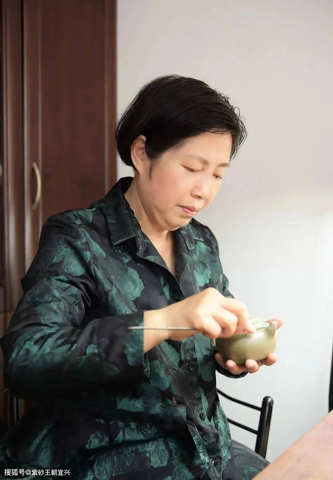 紫砂王朝:正高【陈月娥】,珍藏老料造经典,紫砂神韵重传承_王小龙_花