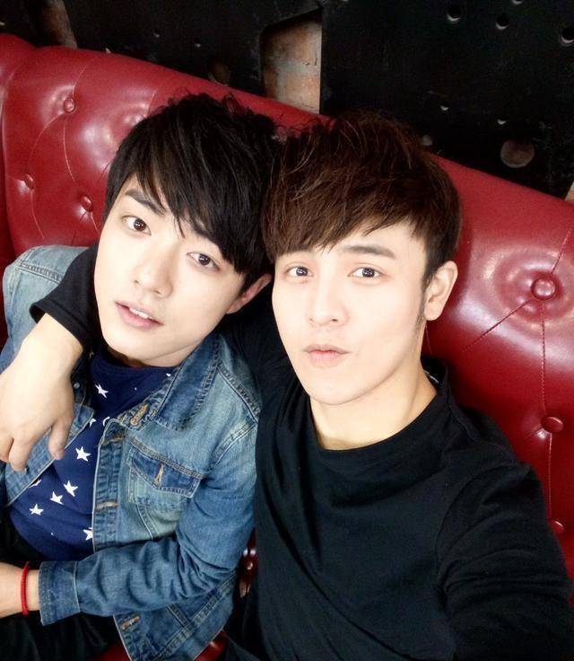 曾与肖战共同参加燃少,是肖战的依靠,现在身价不同,友谊却依旧