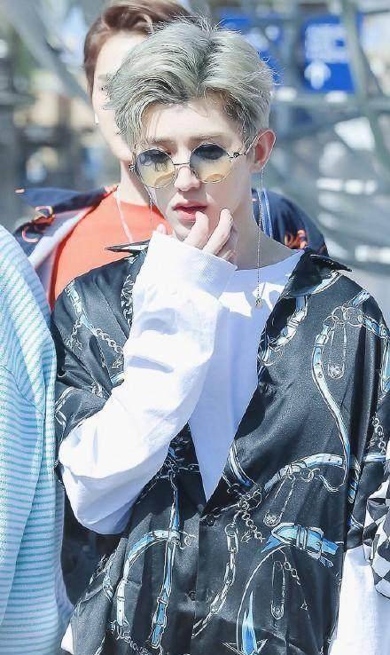 蔡徐坤穿搭帅气十足,这才是女朋友最喜欢的搭配,网友:真会穿_发型