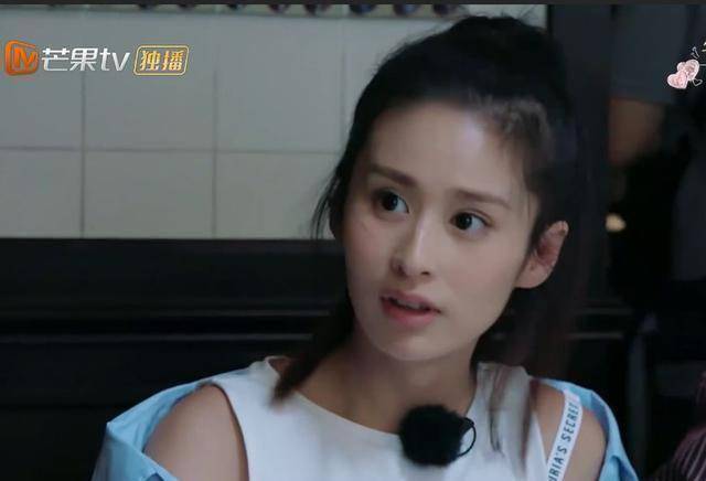 程莉莎和颖儿碰面时,有谁注意颖儿手上的5个枕头,网友:好贴心_谢娜