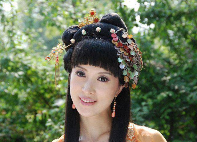 金巧巧容貌俏丽,却总是在剧中扮演配角,近年来拍摄的为数